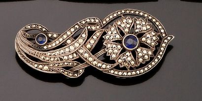 Broche en argent figurant un oeillet pavé...