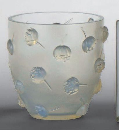 RENE LALIQUE (1860-1945)
Vase «Pivoines»...