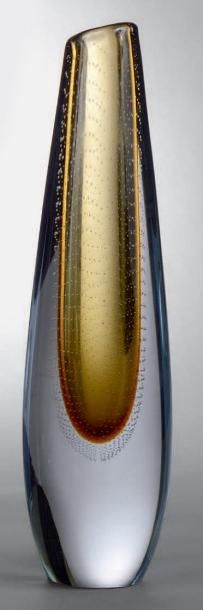 G. NEUMAN
Vase fuselé à couche de verre jaune...