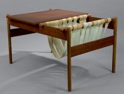 Table basse en teck brun comportant un porte-revues...