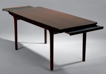 Table basse en palissandre de rio comportant...