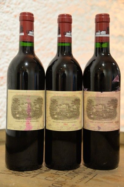 3 Bouteilles Château Lafite Rothschild 1992,...
