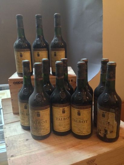 12 Bouteilles Château Talbot 1975, niveaux:...