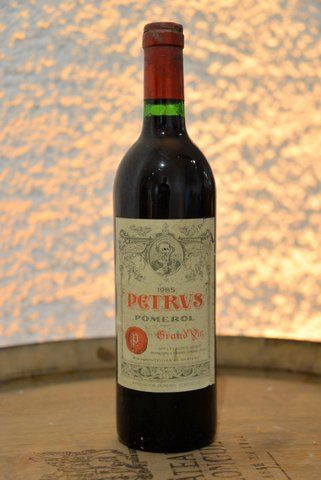 1 Bouteille Pétrus 1985, étiquette légèrement...