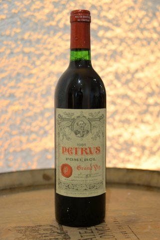 1 Bouteille Pétrus 1985, étiquette légèrement...