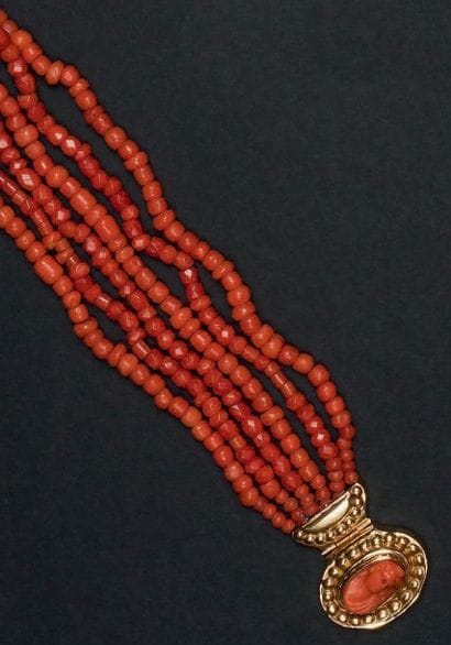 Bracelet multi-rangs en perles de corail,...