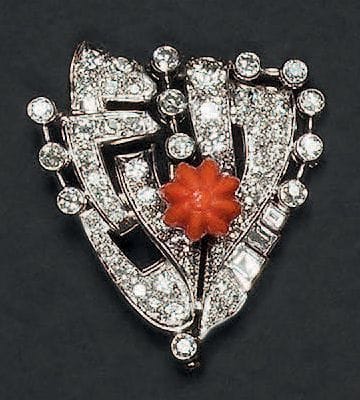 Broche en forme d'écu ajourée en or blanc...