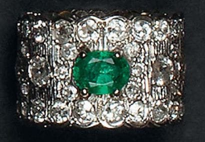 Large anneau en or blanc 18K (750°/00) ciselé,...