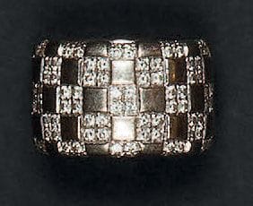 Bague en or 18K (750°/00) rhodié, à motif...