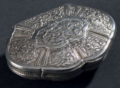 Boîte ovale à contours en argent, ornée sur...