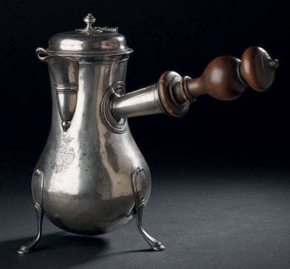Chocolatière en argent, de forme balustre,...