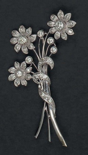 Broche bouquet fleuri en or blanc 18K (750°/00)...