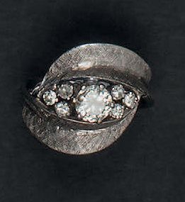 Bague en or blanc 18K (750°/00) guilloché...