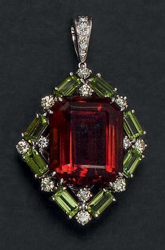 Pendentif losangique en or blanc 14K (585°/00)...
