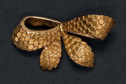 CARTIER
Broche «noeud» en or jaune 18K (750°/00)...