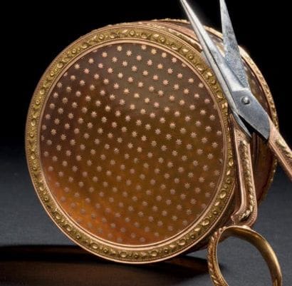Boîte ronde en écaille blonde, à décor d'un...