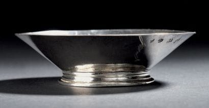 Taste-vin en argent uni, de forme ronde à...