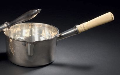 Casserole en argent, le manche en ivoire.
Poinçon...