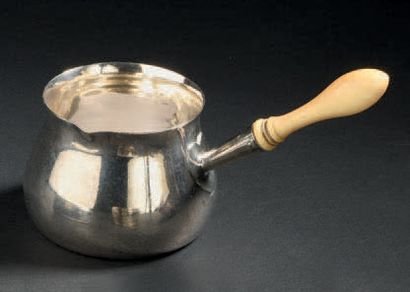 Casserole en argent, le manche en ivoire.
Poinçon...