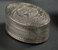 Boîte ovale en argent, à décor d'attributs...