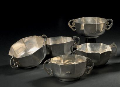 Cinq petites coupes octogonales en argent,...