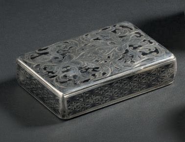 Boîte rectangulaire en argent niellé, à décor...