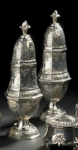 Paire de saupoudroirs en argent, de forme...