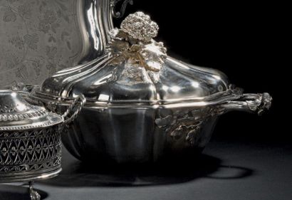 Légumier en argent modèle à contours de filets,...