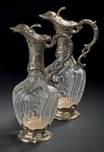 Paire d'aiguières en cristal taillé, montures...