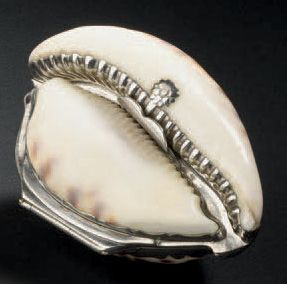 Boîte formée d'un coquillage monté métal...