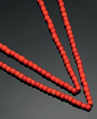 Deux colliers en perles de corail, et fermoir...