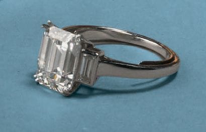 Bague en or blanc 18K (750°/00) sertie d'un...