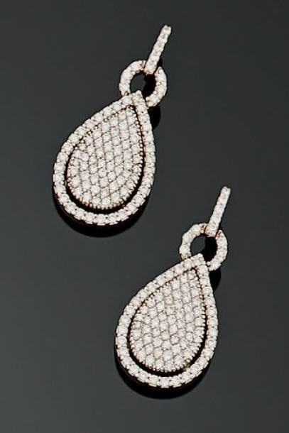 Paire de boucles d'oreilles en or blanc 18K...