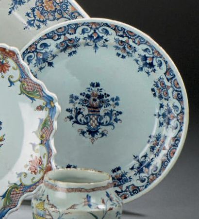 ROUEN
Assiette en faïence à décor en camaïeu...