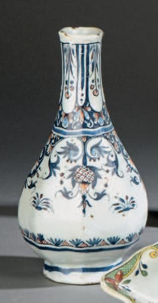 ROUEN
Vase piriforme à pans coupés en faïence...