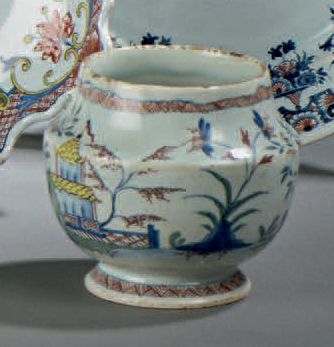 ROUEN
Deux saucières ovales à décor polychrome...