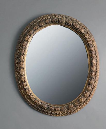 Miroir circulaire de forme ovale à décor...