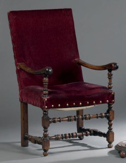 Fauteuil en noyer tourné à piétement à entretoises...