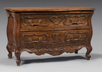 Commode en chêne mouluré à tablier de fleurettes...