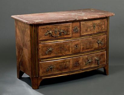 Commode en placage de palissandre, la façade...