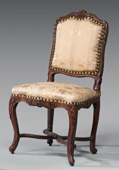 Fauteuil en hêtre mouluré et sculpté de feuillages...