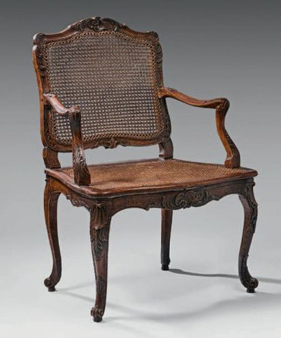 Chaise en bois naturel mouluré sculpté d'une...