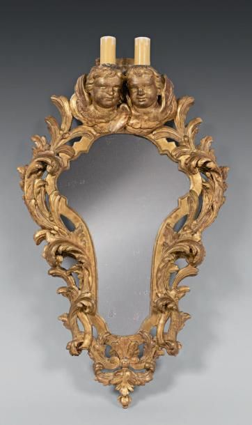 Miroir de forme violonée, en bois sculpté...
