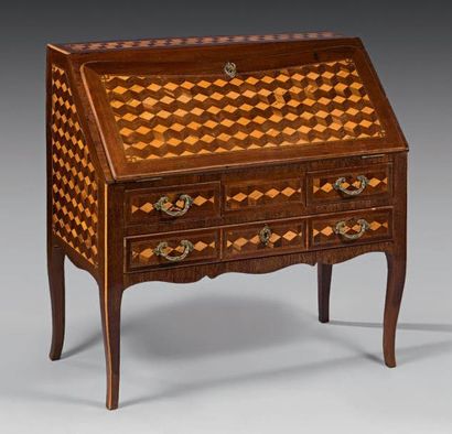 Bureau de pente en placage d'amarante, sculpté...