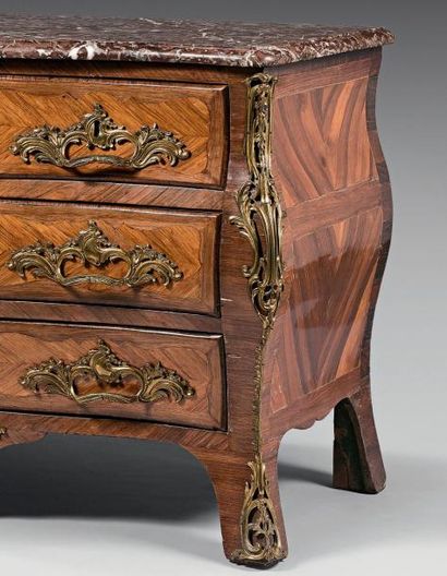 Commode en placage de bois de rose et bois...