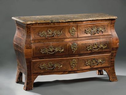Commode en palissandre de forme mouvementée,...