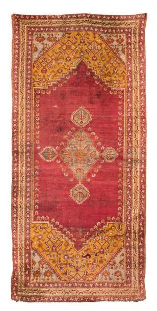 Tapis d'Anatolie région de Smyrne
Médaillon...