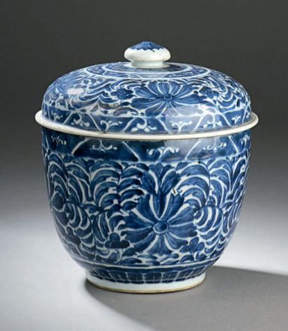 CHINE - EPOQUE KANGXI (1662 - 1722)
Pot couvert...