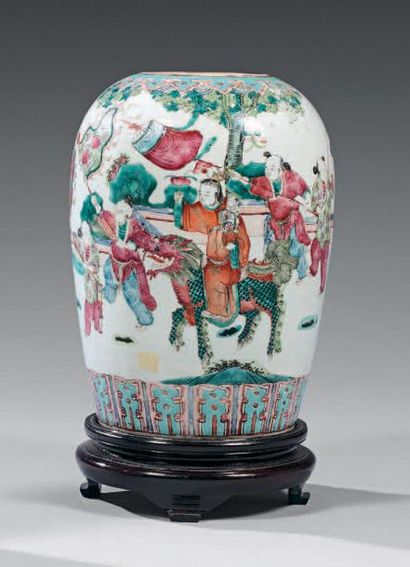 CHINE - XIXe siècle
Vase ovoïde en porcelaine...
