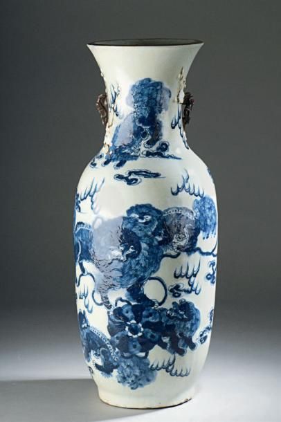 CHINE, Nankin - XIXe siècle
Vase en porcelaine...
